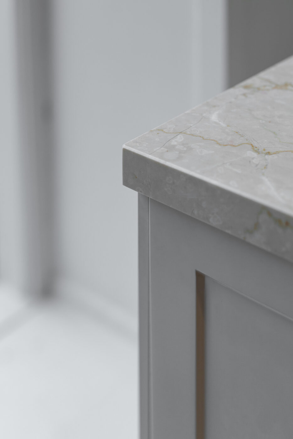 Marmortopiga kapp, hall ja valge toonides, Lucks Showroomi stiil, Marmi Futerno kaasaegne esindus, Stockholmi showroomi marmor-detailid