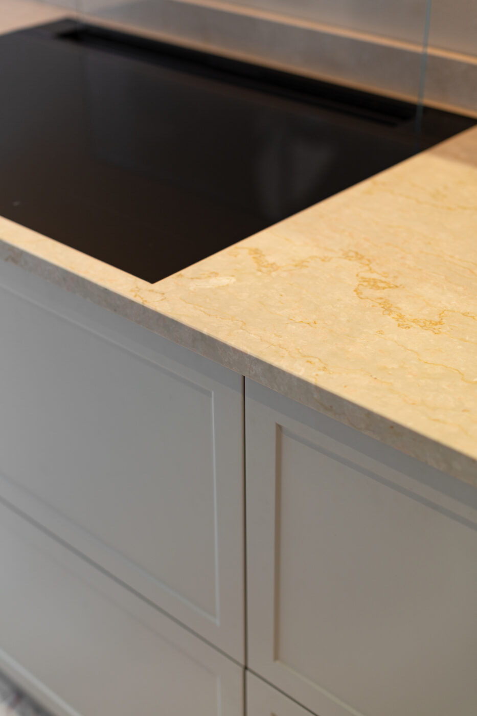 Beige marmorpind köögimööbli peale, mustanahaline sügav must sisepind; Lucks Showroom projekt hõlmab ruumi stiili ja materjale, Stockholm showcase.