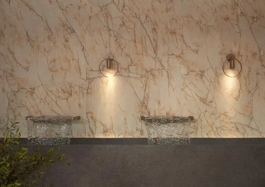 Cristallo Macchia Vecchia Laminam plaat, beez-hall toonides koos kuldse veeniga, kaks seinanurka valgustusega ning veevoolu efektiga lameervannide sarnase prahvi ilme.