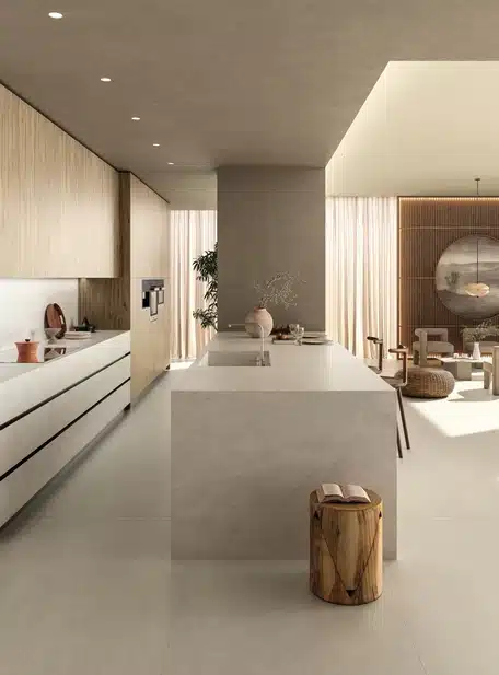 Laminam Alaska pindade köögis: hele, rahulik interjöör, Slate Alaska veenidega pind, kaasaegne köögimööbel ja valgusküllane sööginurk.