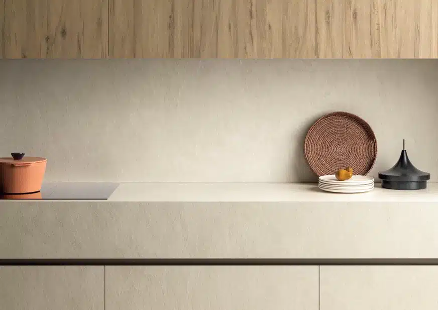 Laminam Alaska hele, kerge pinnaga köögipind, mille peen veiniline muster annab rahuliku ja kaasaegse ilme