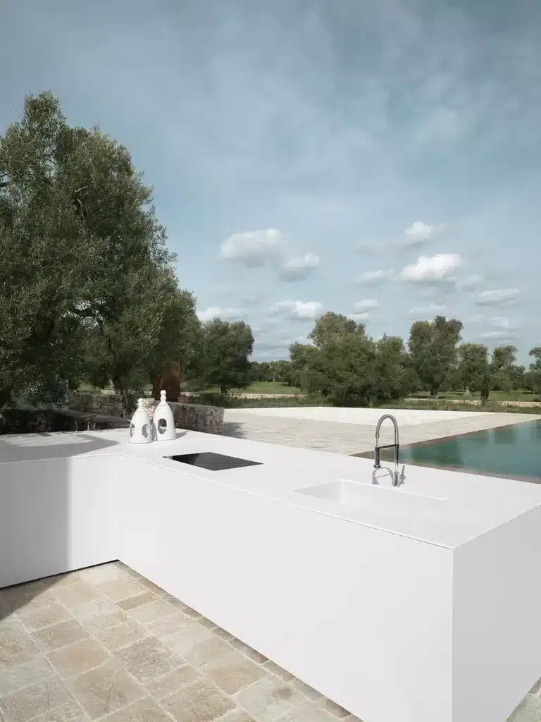 Bianco Assoluto Laminam kollektsiooni valge läikiv pind, suur 1620×3240 mm, väliskasutuseks mõeldud pinnad ja kaasaegne köögisoovitus koos basseinitaustaga.