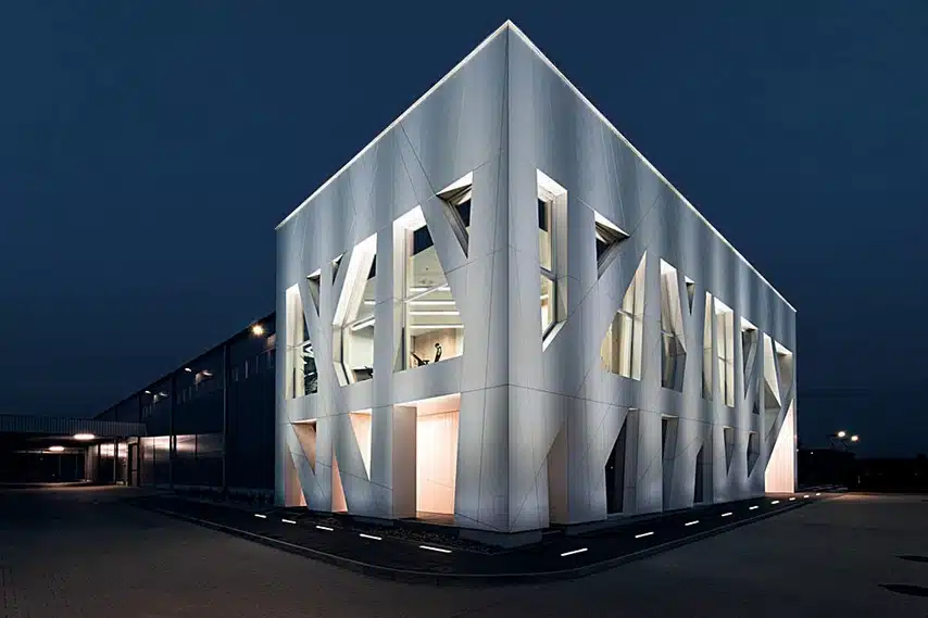 Läikiv valge arhitektuurhoone, Laminam Bianco Assoluto kollektsioonist, suurte pindadega, geomeetriliste akende ja modernse viimistlusega