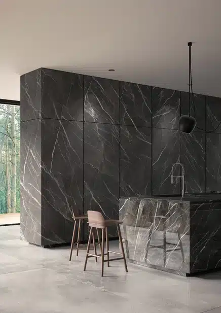 Calacatta Black Laminam must marmormuster koos õrnade valgete veenidega, ruudukujulised pinnad ja vaikne läikiv viimistlus, Laminam Calacatta Black Book Match toodet kirjeldav ja kuvav alternatiivne kirjeldus