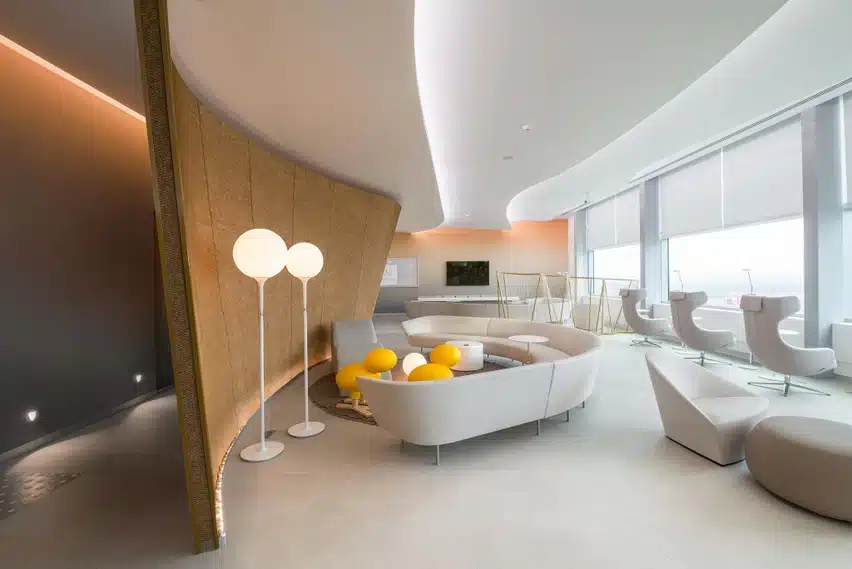 Calce Grigio Laminam pindade muster sarnaneb krohvitud seinadele, modernne siseilahendus valgete ja hallide toonidega, ruumikas istumisala ning pehmed valgusküllased kujundused.