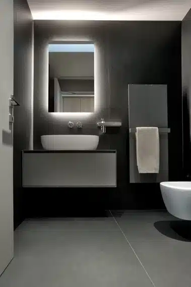 Calce Nero tumehall Laminam pindade vannitoa kujundus, valge pesuvalamu ja peegli ning torni kujulise vannitoa sisustusega, Calce Nero toonid lisavad elegantsi