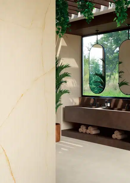 Cristallo Gold Laminam, valge marmorilaadse sädelusega pind koos kollaka kullasooni veenidega; Polished Starlit viimistlus ning kaasatud taust, roogiline atmosfäär.