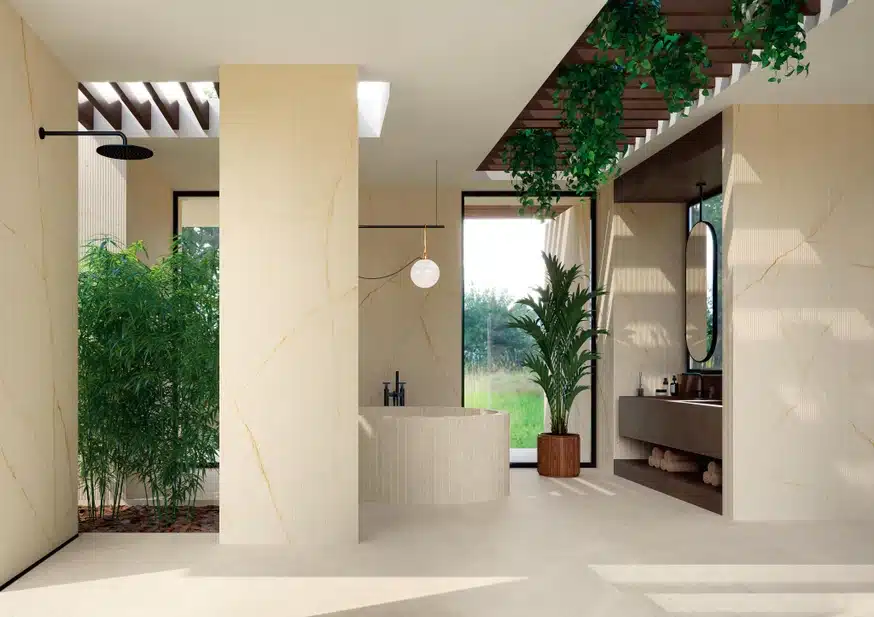 Cristallo Gold Book Match laminamplaatide ilmekas sisekujundus: valged marmorkujulised pinnad, rohelised taimed ja suur peegel loovad valgusküllase ja rafineeritud interjööri.