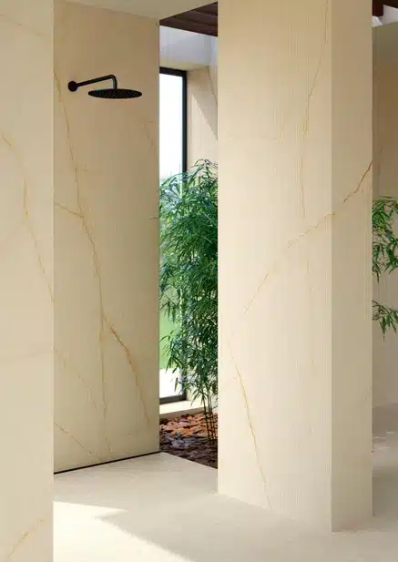 Cristallo Gold Laminam pind, beezid marmorsed veenid ning Polished Starlit viimistlus, esile tõstetud valgus ja rafineeritud tekstuuriga näidispind.