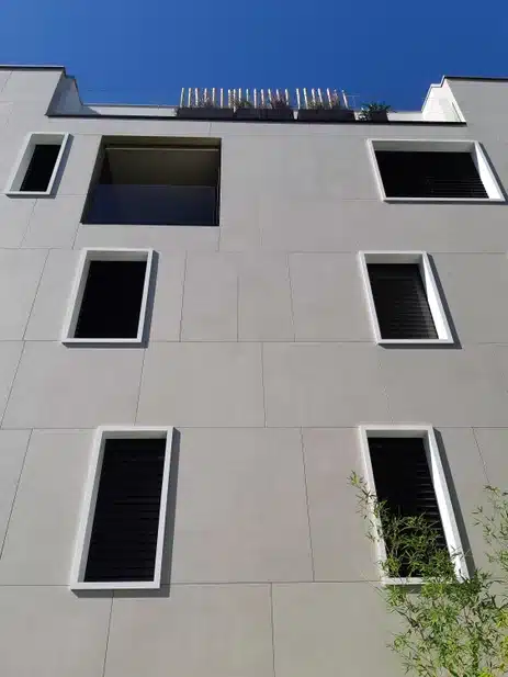 Lamini Laminam Fokos beez tooni kattega moodne hoone välissein, fassaad on kasutatud laiadest plaatidest ja raamitud aknad annavad kaasaegse ilme