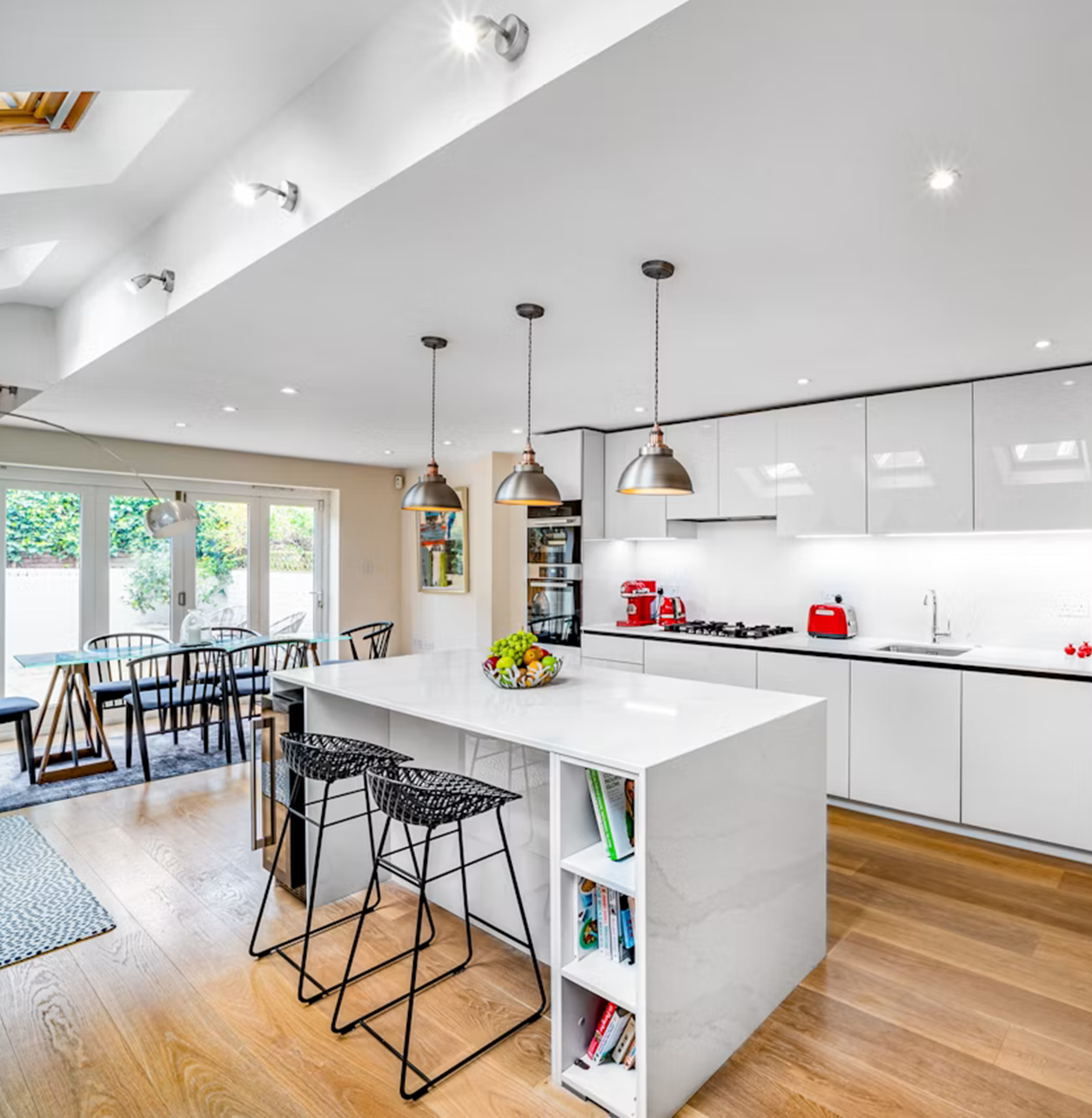 In this modern kitchen, Silestone Et Calacatta Gold brings a bright white quartz island with elegant grey and gold veining and a polished finish.