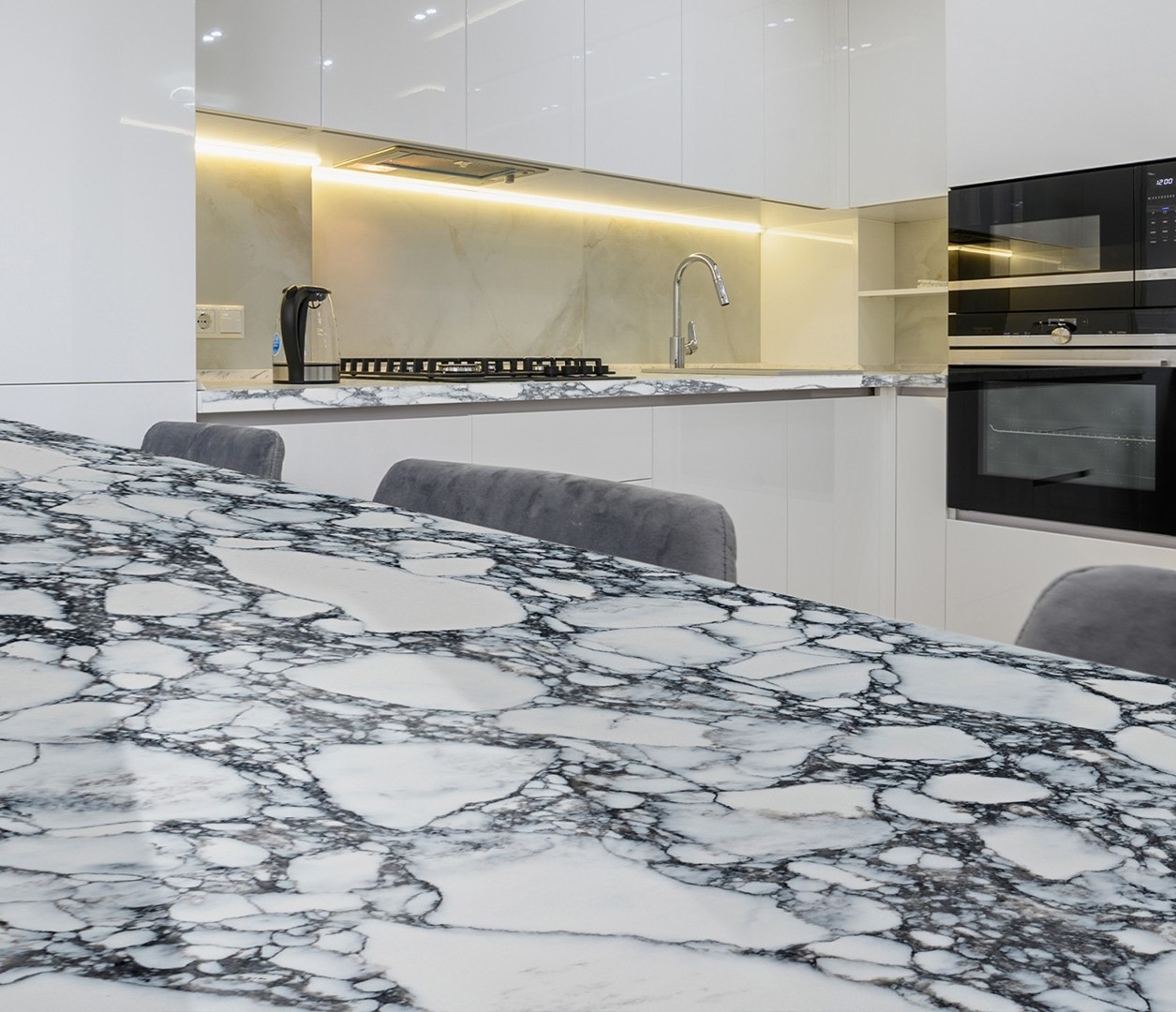 Avant Quartz 9070 Arabescato Alencon countertop in a modern kitchen.