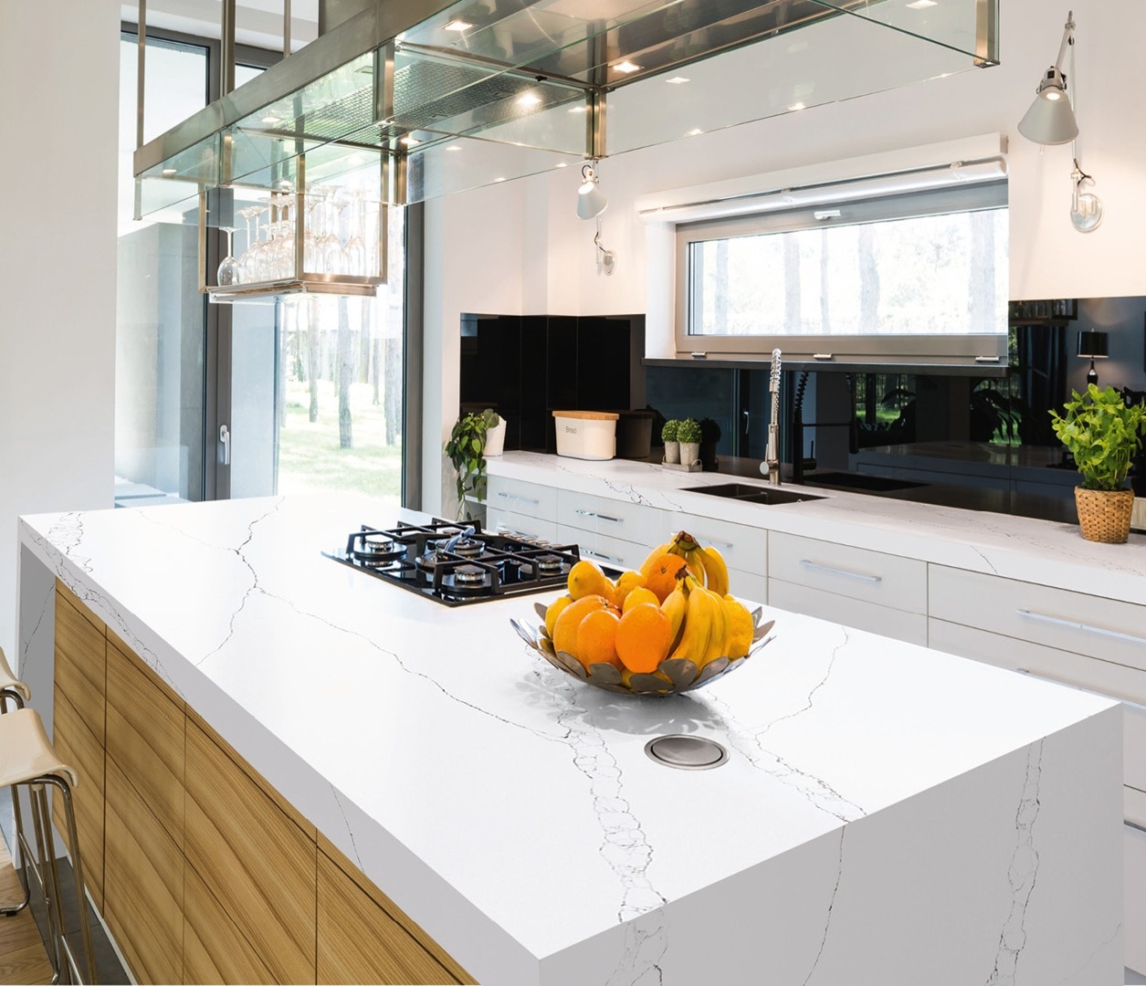 Avant Quartz 7000 Calacatta Eno countertop with fruit bowl in a modern kitchen.