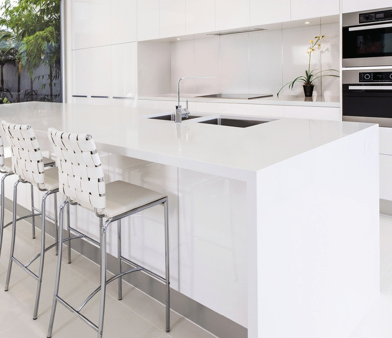 Modern white kitchen with Avant Quartz 1001 Blanche island